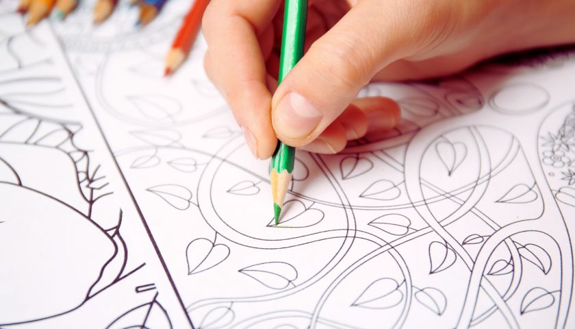 Dieses Bild zeigt eine Hand mit einem Stift, welches ein Bild bemalt.